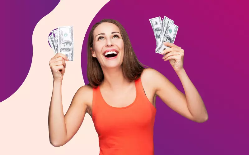 Une fille qi tient de l'argent