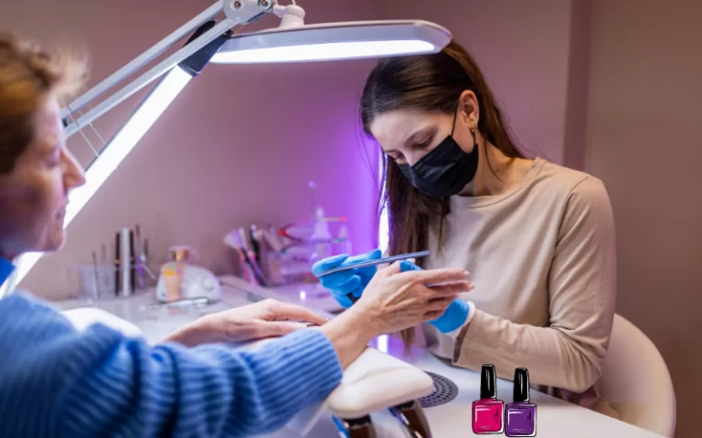Une femme qui lime l'ongle de sa cliente